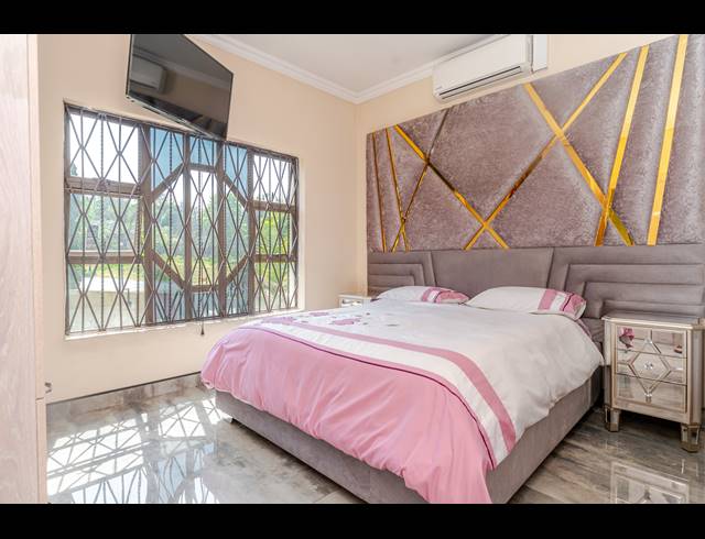 6 BEDROOM FREESTANDING FOR SALE IN VORNA VALLEY